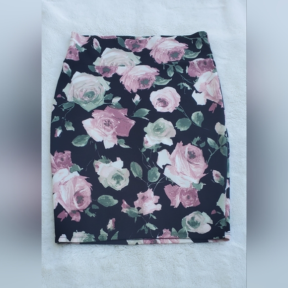 Cute Floral Pencil Skirt - Black and Pink Size XL - Picture 1 of 6
